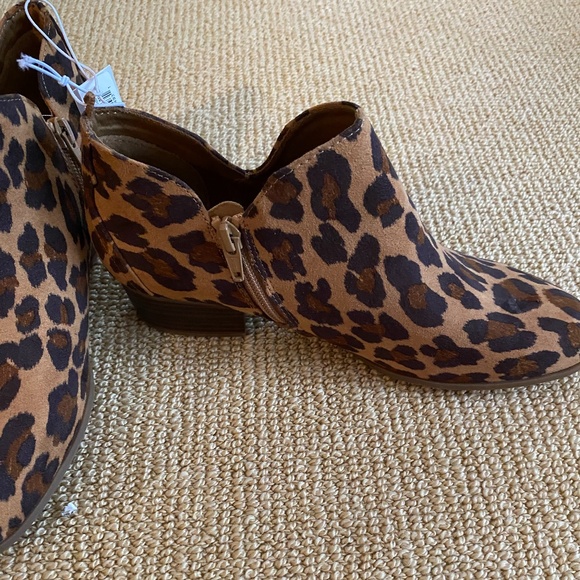 Women's Old Navy Leopard Booties, Size 8 - Picture 6 of 7
